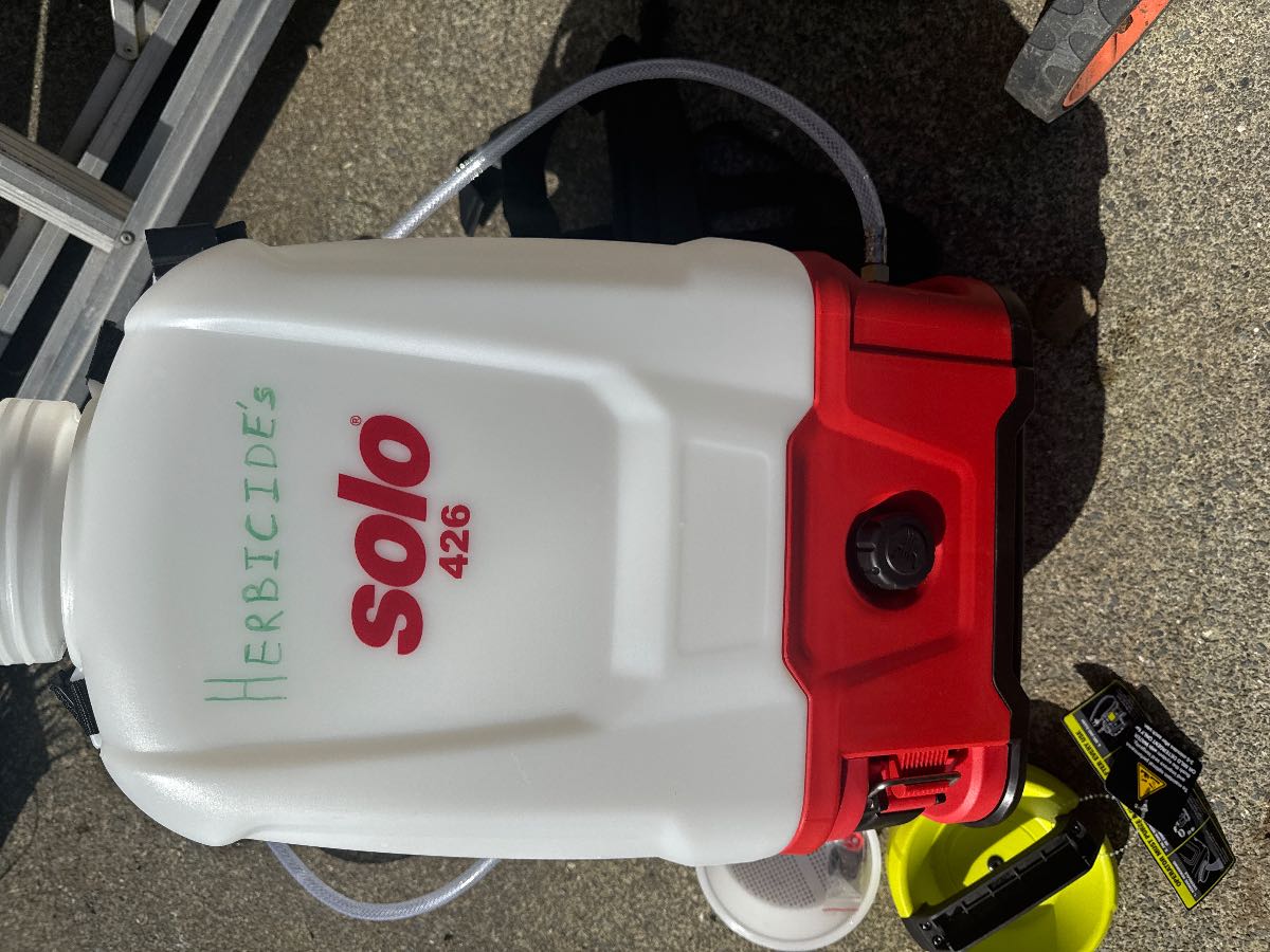 Ryobi vs Solo battery sprayer: which is better for lawn care? — image 1