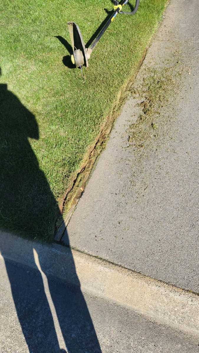 Lawn edging tips: getting clean, straight edges with a line trimmer or blade edger — image 2