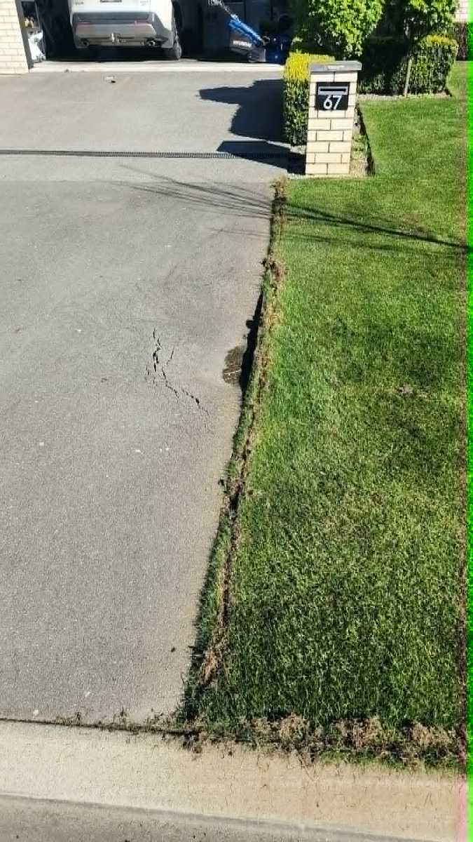 Lawn edging tips: getting clean, straight edges with a line trimmer or blade edger — image 1